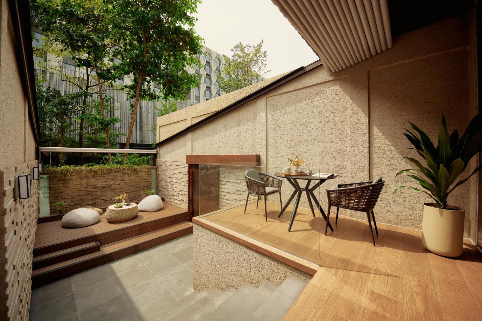 Courtyard Premier